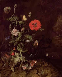 Nature morte au sol forestier avec fleurs et papillons